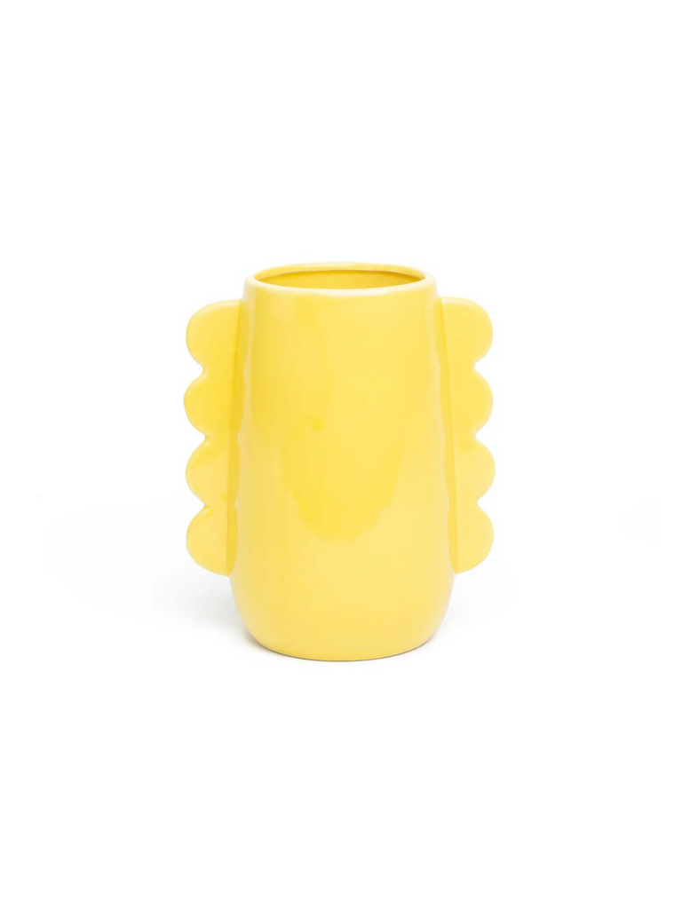 Die wellenförmige Keramikvase in Gelb eignet sich perfekt als Dekoration für frische Blumen & Trockenblumen. Keramik Vase aus Barcelona, Spanien von Helio Ferretti. Funky Keramik zum Verlieben. Perfekt zum Verschenken oder um sich selbst eine Freude zu bereiten. Die geometrische Vase Sunny als Tischdeko für dein Zuhause.
