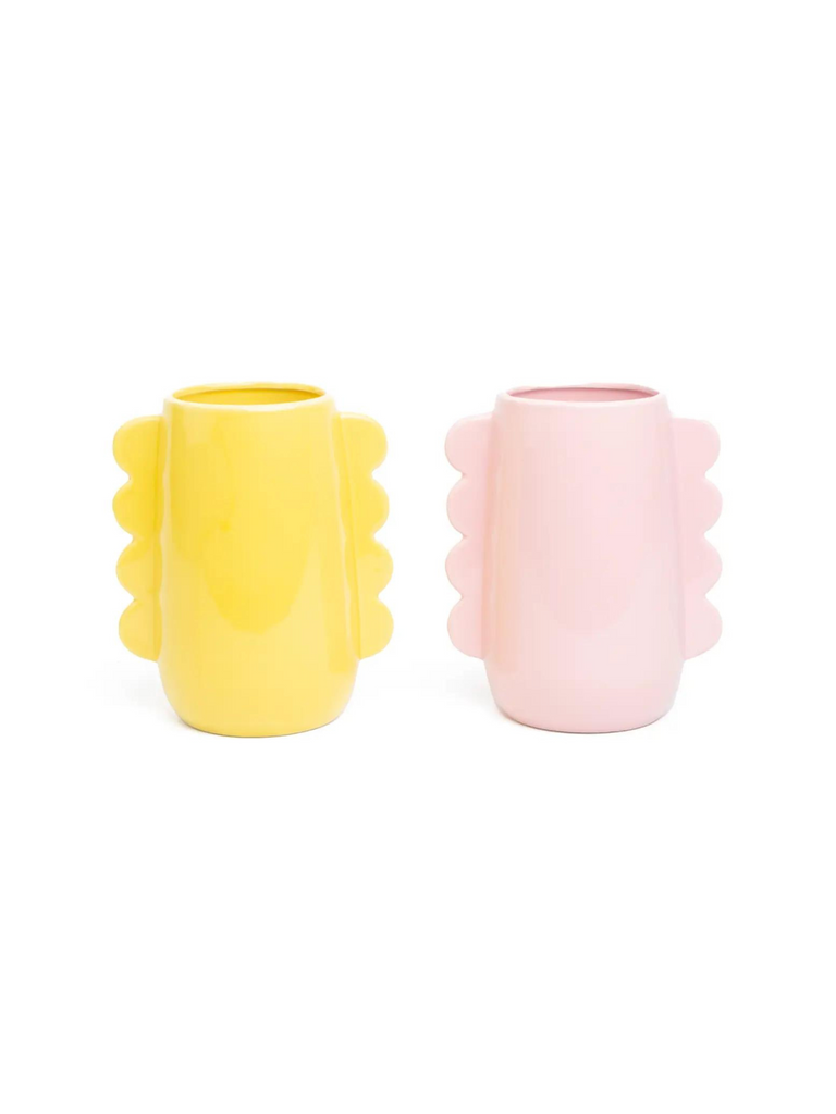 Die wellenförmige Keramikvase in Rosa eignet sich perfekt als Dekoration für frische Blumen & Trockenblumen. Keramik Vase aus Barcelona, Spanien von Helio Ferretti. Funky Keramik zum Verlieben. Perfekt zum Verschenken oder um sich selbst eine Freude zu bereiten. Die geometrische Vase Rosie als Tischdeko für dein Zuhause.