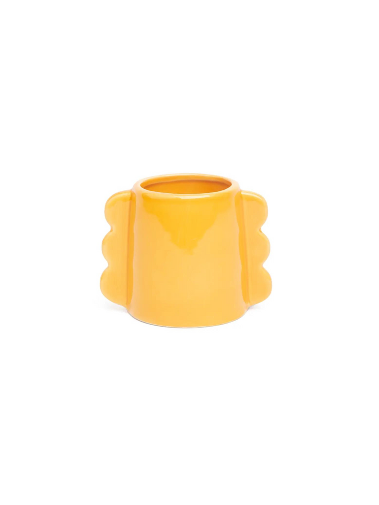 Die wellenförmige Keramikvase in Orange eignet sich perfekt als Dekoration für frische Blumen & Trockenblumen. Keramik Vase aus Barcelona, Spanien von Helio Ferretti. Funky Keramik zum Verlieben. Perfekt zum Verschenken oder um sich selbst eine Freude zu bereiten. Die geometrische Vase Sunrise als Tischdeko für dein Zuhause.